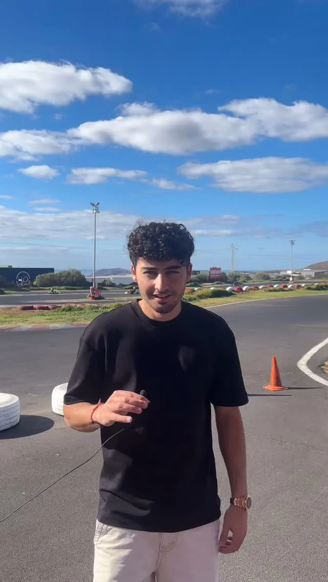 🏎💨 Tipos de pilotos en Karting Club Tenerife 😂🏁Si has venido a correr con amigos, seguro que te suena más de uno de estos:🚗 El Don Limpio - Trazadas perfectas, cero roces, parece que está en la Fórmula 1... pero sin adelantamientos.😱 El Cagado - Frena hasta en las rectas, se agarra al volante como si fuera montaña rusa y reza para no salirse.😎 El Chulo - Se cree Verstappen, derrapa en cada curva y mira más para atrás que para adelante.¿Cuál eres tú? 😏 Comenta y reta a tus amigos a demostrarlo en Karting Club Tenerife. #KartingTenerife #VelocidadSinLímites #RetaATusAmigos