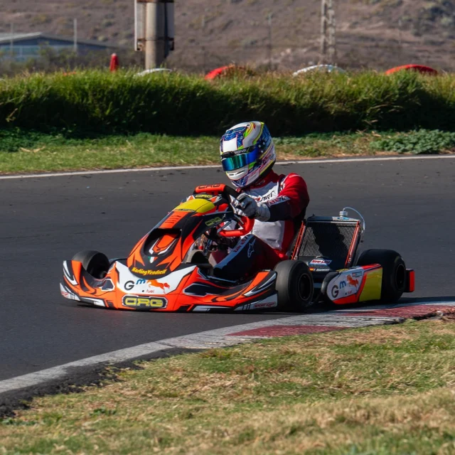 ⚡ Un segundo puede marcar la diferencia entre la gloria y la revancha.¿Tienes lo que se necesita para ser el más rápido?Demuéstralo en la pista.🏎️💨🇬🇧 Un segundo puede marcar la diferencia entre la gloria y la revancha.¿Tienes lo que se necesita para ser el más rápido?¡Demuéstralo en la pista! 🏎️💨#KartingClubTenerife #RacingSpirit #PilotoPorUnDía #SienteLaVelocidad