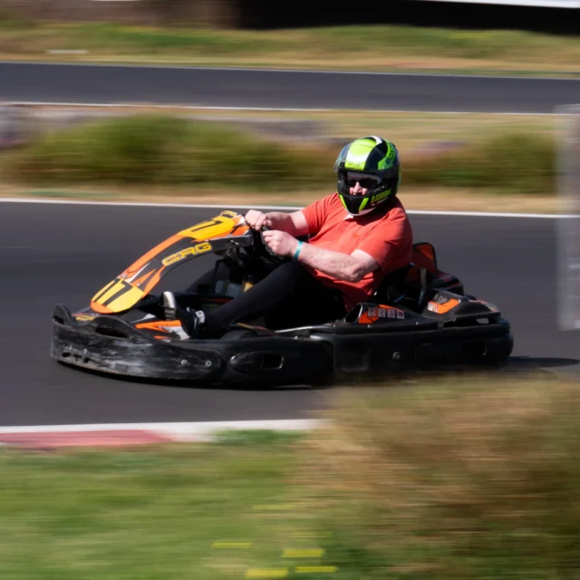 🏎️🔥 La velocidad no tiene edad 🔥🏎️¿Quién dijo que el karting es solo para los más jóvenes? 😏 La adrenalina no entiende de años, solo de ganas de pisar el acelerador.💨🏁🇬🇧 ¿Quién dijo que el karting es solo para los más jóvenes? 😏 La adrenalina no entiende de edades, solo de ganas de pisar el acelerador.💨🏁#KartingClubTenerife #VelocidadSinLímites #NuncaEsTarde #AdrenalinaPura #PilotoDePorVida