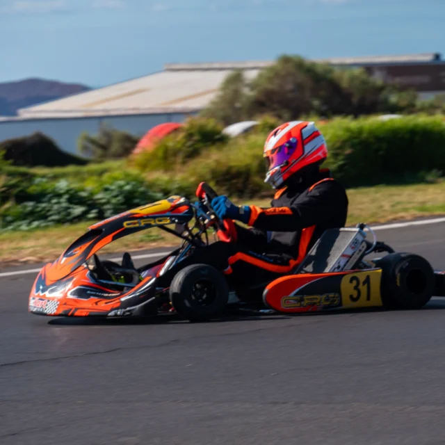 🏎️💨 La pista está lista, el motor ruge... solo falta el piloto. 😏🔥 ¿Te atreves a pisar el acelerador?🏁 🇬🇧 La pista está lista, el motor ruge... solo falta el piloto. 😏🔥 ¿Te atreves a pisar el acelerador?🏁 #KartingClubTenerife #SienteLaVelocidad #PuraAdrenalina #ReadySetGo