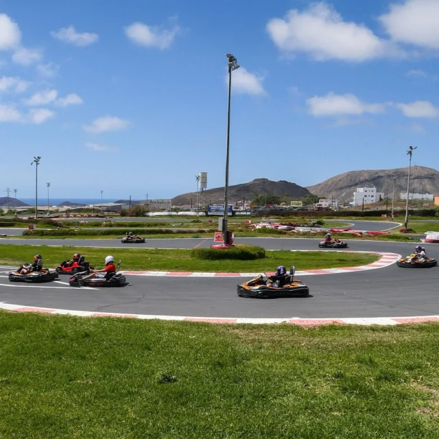 🇪🇸🏎️ ¡En Karting Club Tenerife la diversión es para toda la familia!Los más pequeños también pueden sentir la emoción de conducir con karts infantiles seguros y un circuito adaptado para ellos.Planes en familia que aceleran el corazón!🇬🇧🏎️ En Karting Club Tenerife la diversión no tiene edad¡ Los más pequeños también pueden sentir la emoción de conducir con karts infantiles seguros y un circuito adaptado para ellos.¡Planes familiares llenos de adrenalina!⸻#KartingClubTenerife #TenerifeConNiños #KartingKids #GoKartTenerife #DiversiónEnFamilia #TenerifeExperience #TenerifeEspaña #TenerifeWithKids #FamilyFun #AdrenalinaEnTenerife #PlanesConNiños #IslasCanarias #TenerifeLovers 🏁🇪🇸🇬🇧