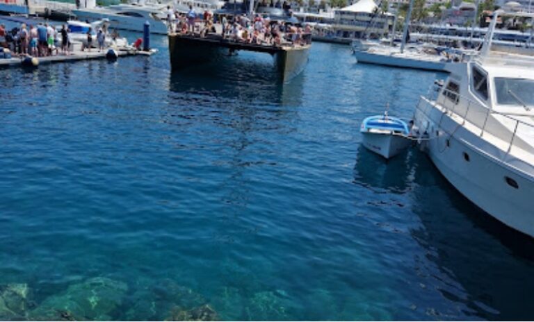 Parada bus frente Centro Comercial Pasarela