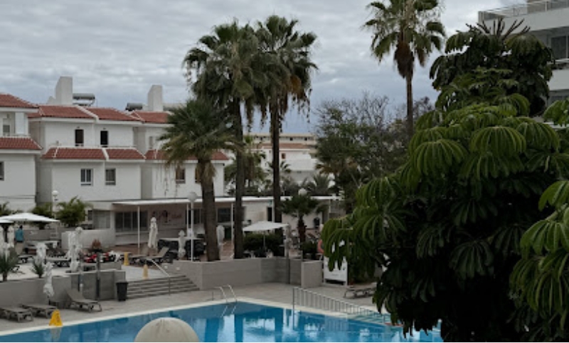 Parking en frente de Oro Negro hotel